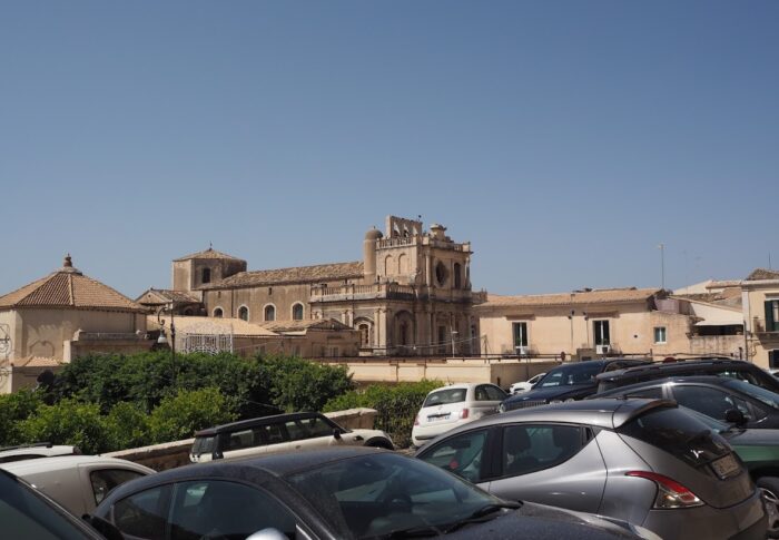 Brèves de Sicile : voiture possédée, panneaux mystères et lumbago