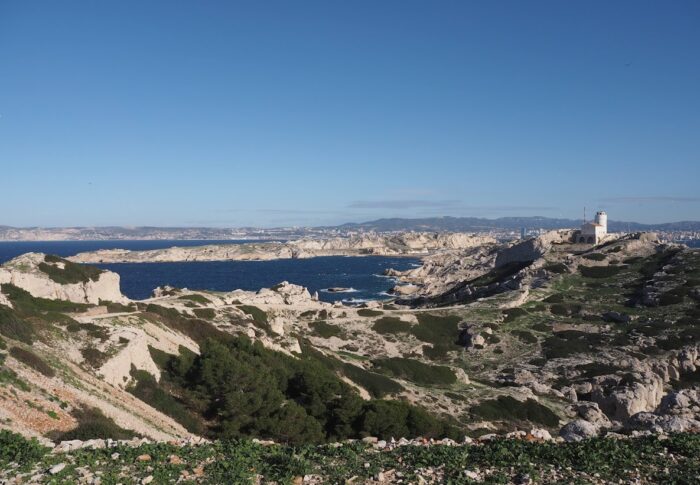Une île, entre le ciel et l’eau